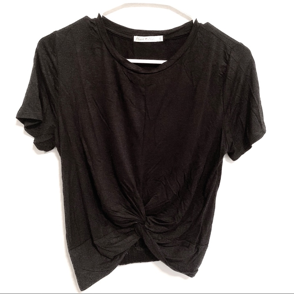 Black crop top with twist knot 🖤